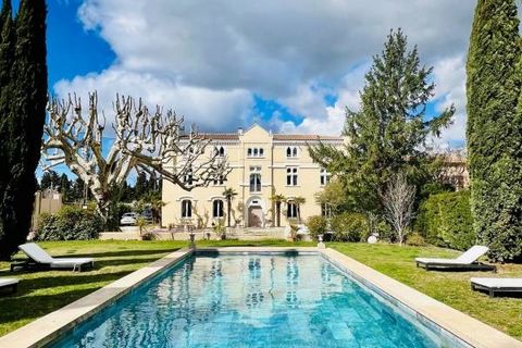 Welcome to this exceptional 18th century property, situated in the countryside between Cavaillon and L'Isle sur la Sorgue, benefiting from meticulous renovation and bucolic surroundings. This magnificent chateau spans around 340 m² of living space ov...