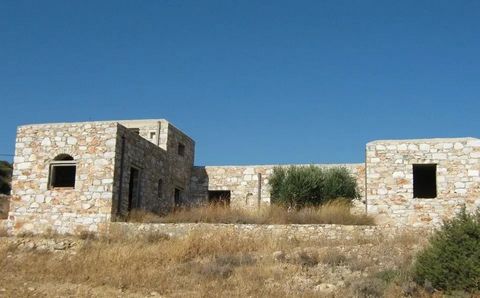 Het bevoorrechte perceel in Paros, in het gebied van Agkairia, is gelegen op de locatie Maggano en heeft een totale oppervlakte van 5.470 m². Op het perceel zijn er drie woningen: een traditioneel stenen huis van 69 m². en twee onvoltooide gebouwen, ...