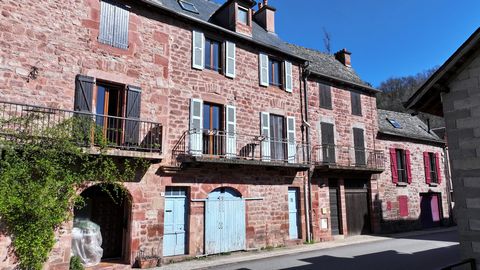 Villecomtal sector - in the heart of the village with all its amenities (grocery store, pharmacy, doctor, school, bakery, butcher etc...) and 20 minutes from Rodez, discover this house of around 100 m² completely renovated with non-adjoining land , c...