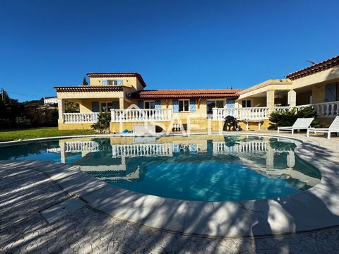 À découvrir rapidement ! Villa contemporaine T7, rénovée avec goût en 2021, est idéalement située au cœur du Plan de la Tour, à seulement 10 km des plages de Sainte Maxime et à 20 km de Saint-Tropez. Nichée dans un quartier résidentiel calme et verdo...