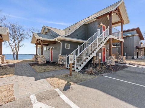 Whole ownership of this 3 Bedroom Lakeside Condo on the West side of Gull Lake provides owners maintenance free and vacation style living! Enjoy access to all Quarterdeck Resort amenities including access to private boat launch, on-site restaurant an...