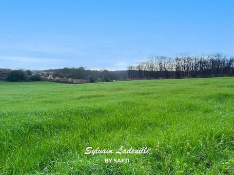 Located in the Black Périgord region, just 7km from the town of Le Bugue, come and discover this beautiful, flat, and fully buildable plot of land measuring 2128m² in a small, tranquil, and well-connected hamlet. Water and electricity are nearby. A m...