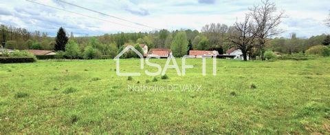 Situé sur la commune de Paussac-et-Saint-Vivien (24310), ce magnifique terrain constructible de 3.167 m² offre un cadre paisible et authentique, typique de la campagne du Périgord Vert. Niché au cœur d'un charmant village, dans une impasse, il bénéfi...