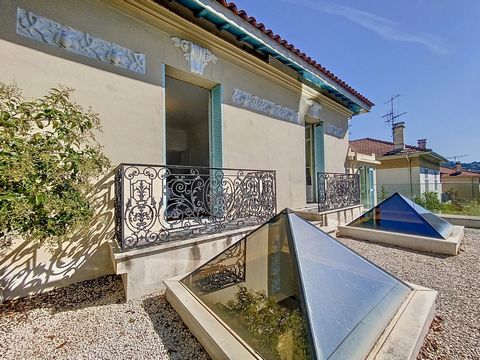 Residential area close to all amenities, 5 minutes from the Croisette (or 15 minutes by walk) while offering an exceptionally tranquil environment, this magnificent bourgeois house from the 1930's has been completely renovated with high-end materials...
