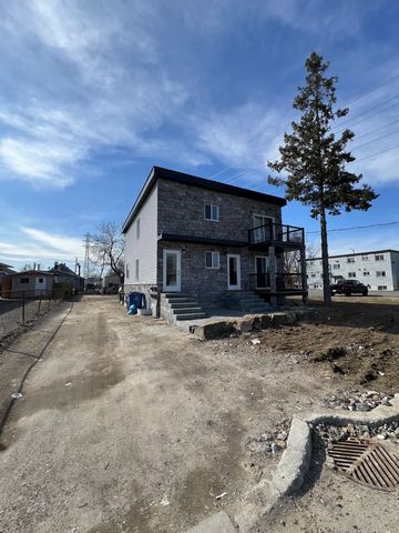 What a deal!! Construction 2022/2023! Large quadruplex (2X 2 bedrooms and 2X 1 bedroom) located in an area in demand and close to all services generating 60420$ income annually! All rented unheated/unlit. 4 discounts. NO rugs! Hardwood, ceramic and l...