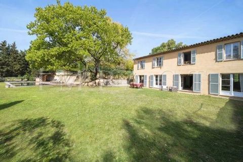 This beautiful property for sale is located just a few metres from local shops, the entrance to Valbonne and just a few minutes from Mougins. It comprises the following features: entrance hall with guest toilet, a magnificent living area with lounge,...