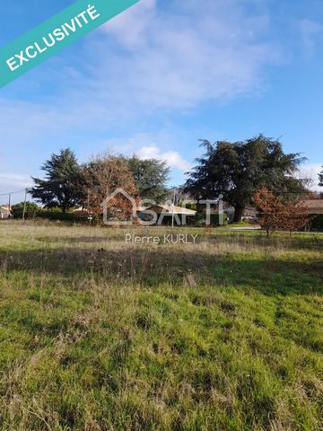 Located in Saint-Médard-de-Mussidan, suitable for the construction of a residential project, this land benefits from a privileged location. Prior declaration accepted, demarcated, soil study in progress, connection at the edge of the land, close to a...