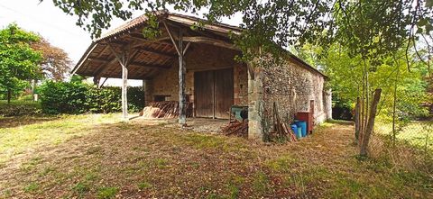 On a closed ground of 3800m2, beautiful stone barn of nearly 250m2 on the ground, plus its awning of 90m2, with a beautiful traditional frame, a beautiful ceiling height giving free rein to your ideas of future development (mezzanine, floor, cathedra...