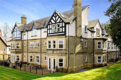 Nestled in the heart of Roundhay, adjacent to the picturesque Roundhay Park, a rare opportunity awaits to own a truly magnificent penthouse apartment. Boasting an array of luxurious features and amenities, this residence offers the epitome of sophist...