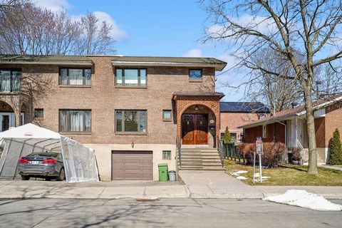 IMMEDIATE OCCUPANCY! Charming semi-detached in a peaceful area of Ahuntsic Ouest very close to the river with its beautiful walking and cycling paths. Several possibilities are available to you with this pretty cottage and its superb backyard. Having...