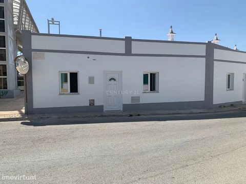 1 bedroom villa, located in the village of Tunis, close to the train station. Consisting of open concept living room and kitchen, 1 bedroom and bathroom. This small single-storey villa has been completely refurbished, being perfect for those who do n...