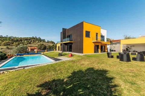 5 bedroom villa, with contemporary lines, with swimming pool, garden and excellent quality finishes, located in Mafra, Póvoa da Galega, 20 minutes away from Lisbon. With 315 sqm private gross area, 417.41 sqm gross construction area and implanted in ...