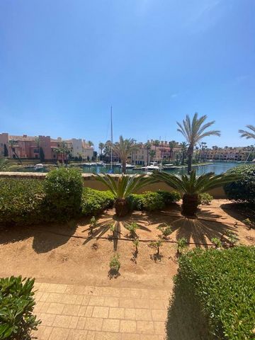 Immaculate Groundfloor apartment located in the exclusive complex of Ribera del Marlin, just a step away from the beach and the Port of Sotogrande. It's the perfect location close to all amenities.The property consists of 4 bedrooms, 4 bathrooms...
