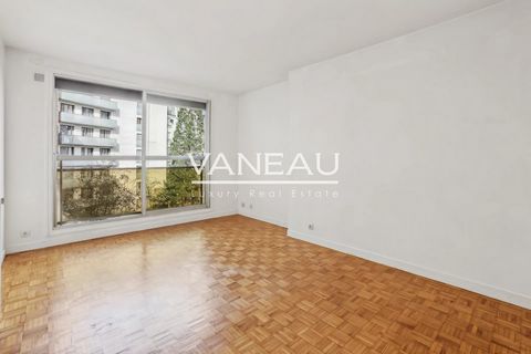 The Vaneau Group is pleased to offer you in a recent condominium (1976) well maintained, on the 3rd floor with elevator, a comfortable 2-room apartment to refresh. Traversing, quiet and bright, it consists of an entrance hall serving: a living room, ...