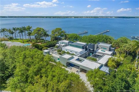 This modern residence combines a 7,500 sq ft design by an award winning architect with stunning wide river views amidst breathtaking landscaping all in an exclusive private setting. The house rests on a double riverfront lot that features over 200 ft...