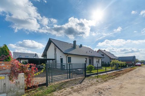 A spacious house in Charming Pruszowice near Domaszczyn - Your Paradise in the Close Vicinity of Wrocław. For sale a functional single-storey house with a usable area of 107 m2, set on a large plot of 900 m2. This property is an ideal solution for pe...