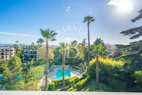 Cannes Oxford: In a prestigious, secured residence with a pool, this top floor apartment of 179 sqm boasts a superb south-facing sea view terrace. The apartment comprises a spacious entrance with ample storage leading to a large double living room op...