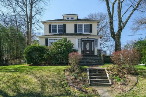Move right into this charming and bright three bedroom and two full bath Colonial within close proximity to public transportation, restaurants, park, school and shopping in Arthur Manor Neighborhood of Edgewood. Elegant front door opens up to screene...