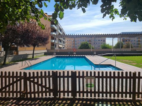 Piso situado en una ubicación privilegiada en la zona residencial de Vila Jardí, rodeado de tranquilidad y naturaleza. El complejo en el que se encuentra cuenta con una piscina comunitaria ideal para disfrutar en familia y una zona infantil para los ...