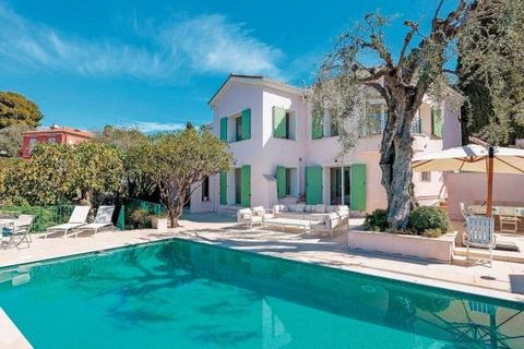Magnificent property on Cap Ferrat offering views of the sea and mountains, near the Passable beach and the village. Renovated in 2021, the villa offers a light and airy living area with a vast lounge/dining-room and equipped kitchen. An en-suite bed...