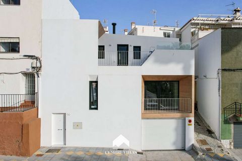 Deze eigentijdse halfvrijstaande woning in het centrum van Almuñécar heeft 4 slaapkamers, een garage, een klein zwembad en een terras. Het huis heeft een prachtig ontwerp, ligt op een perceel van 114 m2 op het westen en is verdeeld over drie verdiepi...