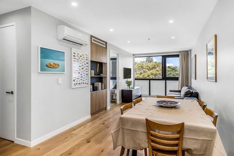 Flooded in light, this apartment features fabulous huge sliding windows that invite you to experience tree top views and provide a wonderful feeling of space. Busy lifestylers and those looking to find a slice of Pt Chev will be wowed. With a clever,...