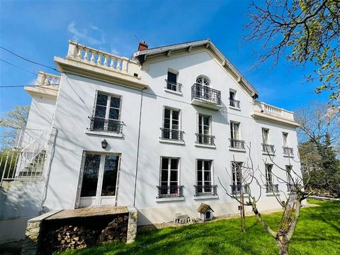 Summary Magnificent 400m² character property located in the heart of Maisons-Laffitte Park, just a few meters from schools (including the international school). Set in 1500m² of enclosed Napoleon III-era grounds, each room of this residence is full o...