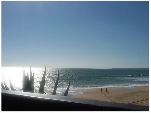 SÉJOUR SANS CONTACT. Maison de vacances / piscine située au calme pour maximum 6 adultes + 2 jeunes enfants sur la plage (350 m) avec vue sur la mer à Praia da Galé