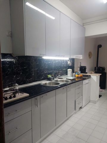 Semi-Refurbished 3 Bedroom Apartment in the Boavista area, Marinha Grande The apartment consists of: -Remodeled kitchen, equipped with hob, oven, extractor fan and water heater -Pantry -Dining room with pellet stove -3 bedrooms, 1 of them with floati...