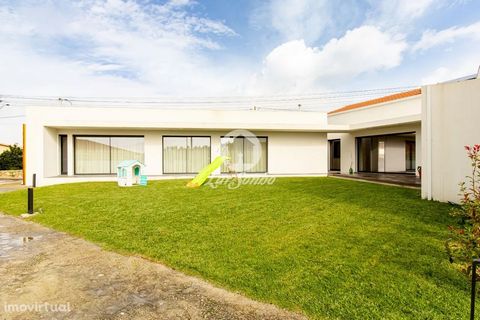 Cette charmante villa de plain-pied, dans un état impeccable, est située à Mosteiró, Vila do Conde. Avec un design moderne, cette propriété offre un environnement confortable et accueillant pour ceux qui recherchent une maison paisible et fonctionnel...