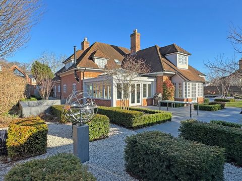 RECEPTION HALL Tucked away in Orchard Gardens off the Thoroughfare, a private shingle over tarmac road leads to Mulberry House. There is ample parking in front of the property and on the block paving driveway in front of the double garage, with adjac...