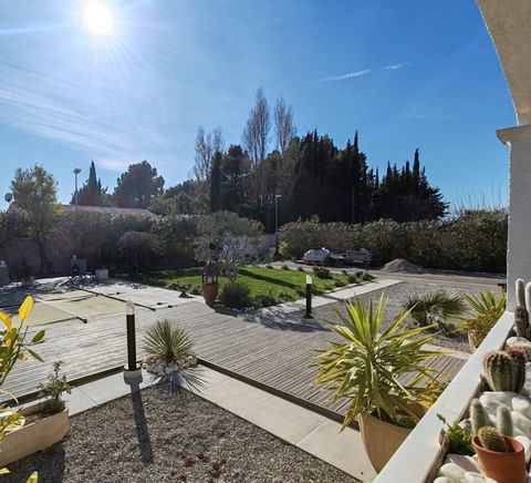 En exclusivité venez découvrir cette jolie villa située a SALLES D'AUDE dans un village de 3300 habitants, proche de Narbonne et à 10 minutes des plages, dans un quartier calme et résidentiel, sans vis-à-vis Villa de 175 m² habitable en plain-pied en...