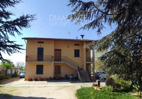 TUORO SUL TRASIMENO, Loc.Borghetto: detached house on two levels of 330 square metres on two levels divided into two units as follows: Ground floor ground floor with entrance, large living room with kitchenette and fireplace, kitchen, three bedrooms,...