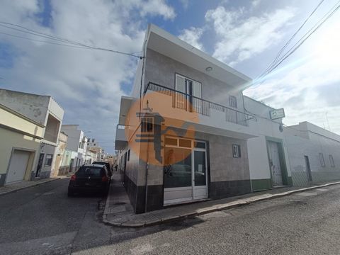 Located in downtown Olhão, this property presents itself as a unique business opportunity. Characterized by its generous areas and its privileged location, close to the Municipal Market and the boarding pier, with easy access to all services, shops, ...