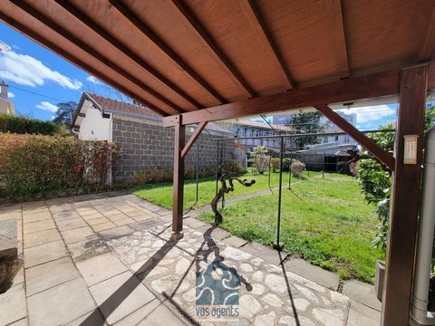Saint-Jacques // Your agents offer you... A family house of 130m2 with a beautiful garden Located in a quiet street, in the immediate vicinity of the school and close to public transport, this family home has many assets. Ideal for city dwellers who ...