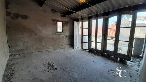 Béziers 34500, - Town center - Les Halles - Townhouse to renovate in a cul-de-sac on 4 floors of 156 sqm with terrace - Exclusively a townhouse to renovate in the Les Halles district of Béziers, presenting great rental potential. It is necessary to p...