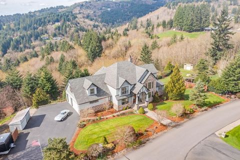 A luxurious estate nestled on six acres of breathtaking scenery. Panoramic river and territorial views from expansive trek decks, ideal for entertaining. Indulge in the swim spa and landscaped paths. Inside, find elegance and comfort with a gourmet k...