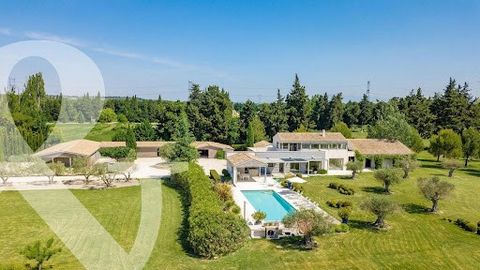 Saint Rémy de Provence: benefitting from a spectacular and unobstructed view of the Alpilles, this extraordinary property is set within striking grounds which include a lake. This most original, contemporary home offers refined features and fittings,...
