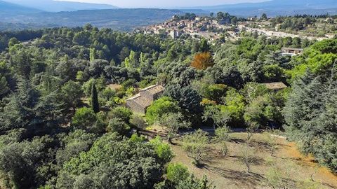 At the foot of the village, property including a 19th century sheepfold and a stone house on beautiful wooded grounds of 7005 m². The sheepfold with a living area of approximately 66 m² offers a living room, a kitchen, 2 bedrooms and a bathroom. Wood...