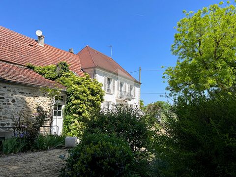Between Paris and Disney Sector, renovated house in a farmhouse on a beautiful plot of 3194 m2. Entrance, living room and dining room of 55 m2 with two fireplaces, a kitchen of 27 m2, a bedroom and a bathroom, wc. Access to the wine cellar. Upstairs,...