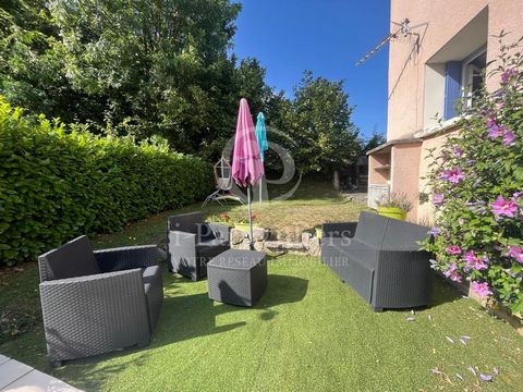 Come and discover this pretty house of 110 m2 on a plot of 1013 m2, in the comune of Saint Aupre, 10 minutes from Voiron, which will seduce you with its many assets. You access the plot through an electric gate, with digicode and intercom. On the ext...
