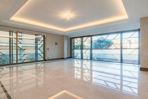 In La Condamine, a lively neighbourhood in the Principality, in a contemporary residence built in 2020. On the 4th floor, with a total surface area of 157 sqm, this luxurious apartment offers high-spec finishes. It is comprised of a living-room with ...