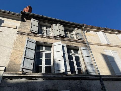 ANGOULÊME PLATEAU Welcome to this townhouse of more than 93m2 of living space to be restored. It consists of an entrance, a room on the left, a cellar, upstairs two rooms, a small patio-type exterior not overlooked and on the second floor: 3 rooms. L...
