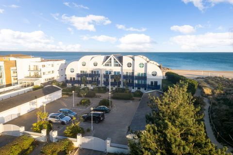 Storm is a Sandbanks landmark and we are delighted to bring to market a rarely available 4 bedroom townhouse in the development. Set between the harbour and the beach this property enjoys beautiful water views from every floor and represents an unriv...