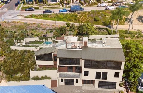 City-approved and Coastal Commission approved plans included - this exceptional lot in the secluded China Cove offers a prime opportunity to realize your dream home in Corona del Mar. The proposed design emphasizes an open floorplan, walls of glass, ...