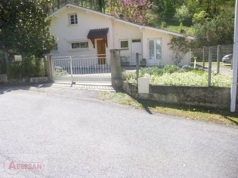 LOT (46) For sale on the outskirts of Cahors, in a quiet area, a single storey house with 2 attic bedrooms upstairs, approximately 120 m2 of living space in total on a large adjoining plot of land of 10,000 m2 (part flat and part steep). The ground f...
