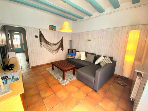Old fisherman's house in the center of Sant Feliu de Guíxols, the first town on the Costa Brava in the Empordà. A town known for the festival of Porta Ferrada, a festival full of concerts and shows that takes place every summer.-The house has a maxim...