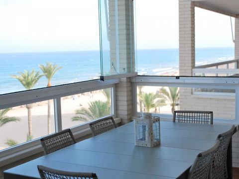 First line of beach, spectacular views of the Mediterranean Sea. Apartment with three double bedrooms, two full bathrooms, separate kitchen, dining room, two terraces facing the sea, air conditioning hot / cold, wiffi, two parking spaces. Urbanizatio...