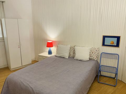 We offer a room in our sunny and spacious flat in central Madrid. The flat is located in a very interesting area, close to bars and restaurants and walking distance to most of the Madrid attractions. It’s a big flat, with nice and sunny sharing areas...