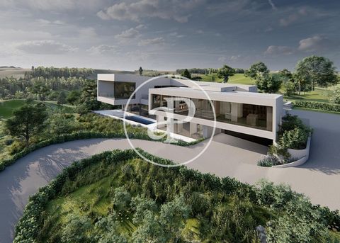 650 sqm house with a 595sqm Terrace and views in Club de Golf, Las Rozas.The property has 5 bedrooms, 7 bathrooms, swimming pool, fireplace, 4 parking spaces, air conditioning, fitted wardrobes, laundry room, balcony, garden, heating and storage room...